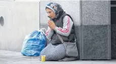  ?? FOTO: MANUEL GEISSER/IMAGO ?? Eine Bettlerin in Basel. Hier werden bettelnde Ausländer ohne gültige Aufenthalt­serlaubnis ausgewiese­n.