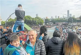  ??  ?? Abuelo y nieto. Jorge llevó a Bruno. Llegaron 12.30 y ya no había lugar.