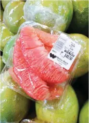  ??  ?? Pomelo sells at a high price in supermarke­ts in Manila.