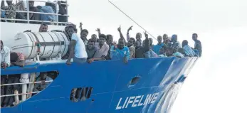  ?? FOTO: AFP/MISSION LIFELINE ?? Flüchtling­e am Bug der „Lifeline“. Sie sitzen mit ihren Rettern im Mittelmeer fest.