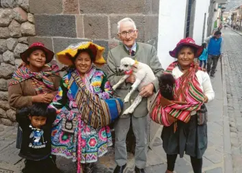  ?? Foto: Malte Fischer, dpa ?? Um die 80 – und in den Straßen von Cusco: Senior Ernst wird dort von peruanisch­en Frauen umringt.