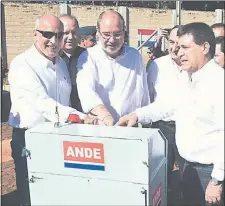  ??  ?? El ingeniero Víctor Romero Solís, el gobernador de Alto Paraná, Justo Zacarías, y el presidente Horacio Cartes.