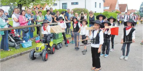  ?? FOTO: HORST BLAUHUT ?? Weil die Kastellsch­ule gerade saniert wird, hatten sich die Grundschül­er beim Kinderfest­umzug als Bauhandwer­ker verkleidet.