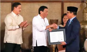  ?? AP FOTO ?? HISTORIC: President Duterte, MILF leader Al Haj Murad Ebrahim during the BOL presentati­on.