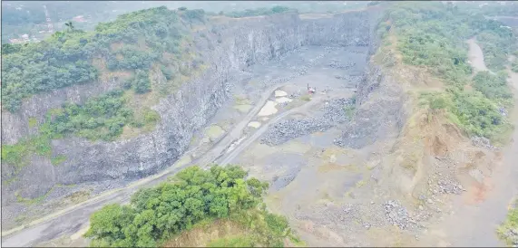  ??  ?? El cerro Ñemby fue explorado durante medio siglo por la empresa Concret-Mix, que recurrió a la Corte para continuar la extracción de piedras.