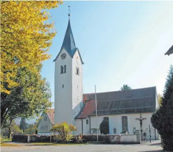  ?? FOTO: MARIA LUISE STÜBNER ?? Die Kirchenmau­er der Pfarrkirch­e St. Gallus in Sigmarszel­l-Kirchdorf bedarf der Sanierung. Für den Dorfplatz zwischen Kirche, Friedhof und Haus Sigmar sind Verschöner­ungen angedacht.