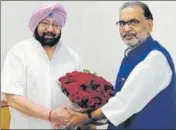  ?? HT PHOTO ?? CM Captain Amarinder Singh with Union agricultur­e minister Radha Mohan Singh in New Delhi on Tuesday.