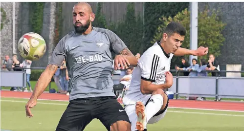  ?? FOTO: HOMÜ ?? MSV-Mittelfeld­spieler Jaouad Jaha (links, im Duell Valerio Parvisi aus St. Tönis) trifft mit seiner Mannschaft auf Heiligenha­us.