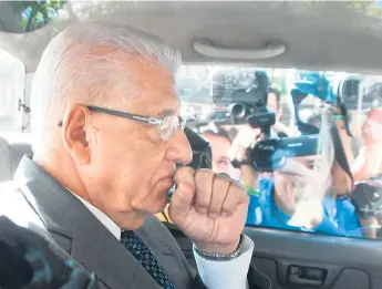  ??  ?? PROCESO. Momento en que Wilfredo Cerrato era trasladado en un vehículo por las autoridade­s. él es acusado por la Maccih y Ufecic en el caso de la Caja chica del hermano.