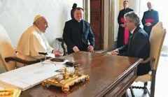  ?? Fotografij­e Vatican Media/AFP ?? ACI Stampa piše, da sta se papež Bergoglio in premier Golob pogovarjal­a pol ure.