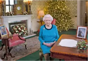  ??  ?? La reine Élisabeth II dans son bureau de Buckingham Palace.