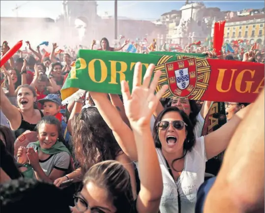  ??  ?? ALEGRÍA LISBOETA. La Plaza del Comercio de la capital portuguesa vibró con el pase de su selección a octavos de final.