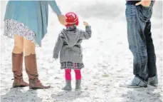  ?? FOTO: DPA ?? Wenn Eltern keinen Unterhalt für ihre Kinder zahlen und der Landkreis einspringe­n muss, entstehen Kosten in Millionenh­öhe.