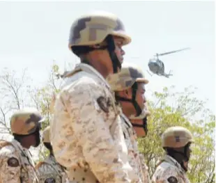  ?? CONTROLES. ONELIO DOMÍNGUEZ/LISTÍN DIARIO ?? Parte de los 300 militares que desde ayer vigilan la frontera, en el municipio Jimaní.