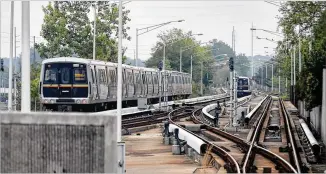  ?? BOB ANDRES / BANDRES@AJC.COM ?? In May, Gov. Nathan Deal signed legislatio­n that could pave the way for transit expansion in 13 metro Atlanta counties. Gwinnett has scheduled a vote on joining MARTA next March.