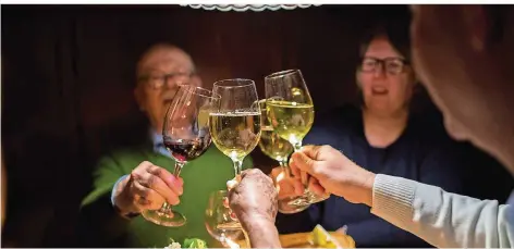  ?? FOTO: ANDREAS ARNOLD/DPA ?? Die Tischgrupp­e, die gemeinsam anstößt, hat sich in der Mainzer Weinstube „Hottum“zufällig zusammenge­funden.