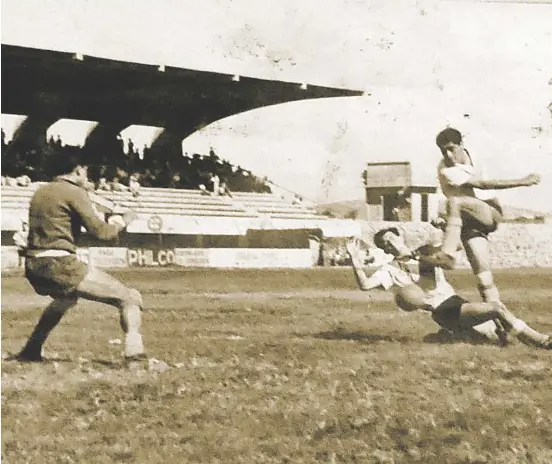  ??  ?? El fútbol en Comonfort, y específica­mente en Empalme Escobedo, ha tenido jugadores que han dado lustre al futbol mexicano, uno de ellos, el famoso Ranulfo Chapulín Rosas./ Archivo
