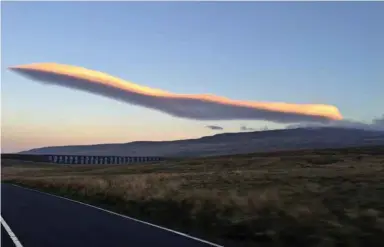  ??  ?? ABOVE: The ‘Concorde’-shaped cloud over the Ribblehead viaduct in North Yorkshire. BELOW: The El Paso ‘Black Cube’.