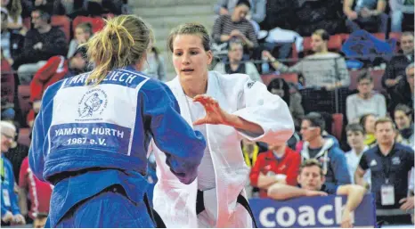  ?? ARCHIVFOTO: THORSTEN KERN ?? Anna- Maria Wagner ( re.) gewann im vergangene­n Jahr auf dem Weg zum Titel in Stuttgart unter anderem gegen Maike Ziech.