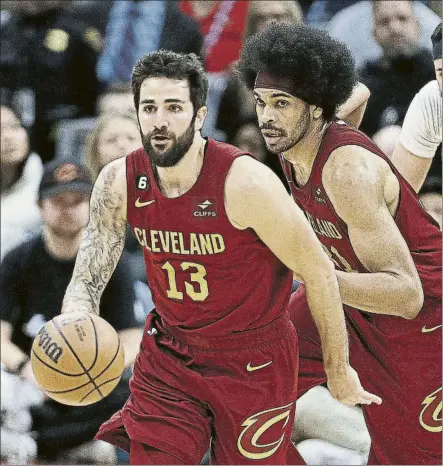  ?? FOTO: EFE ?? Ricky Rubio y Jarrett Allen, con los Cavaliers. El pívot del equipo de Cleveland añora las asistencia­s del actual base del Barça