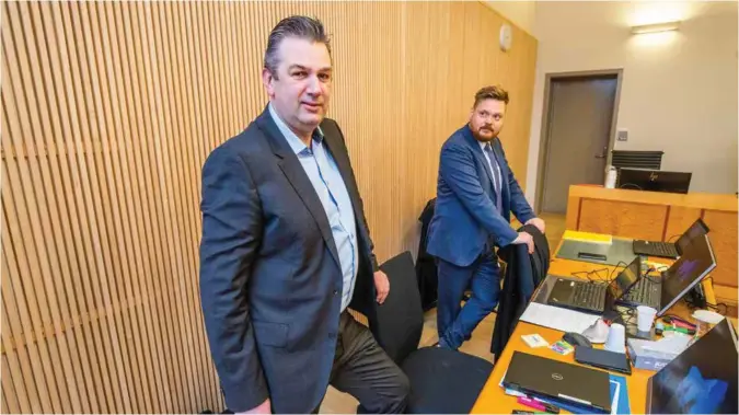  ?? FOTO: JARLE R. MARTINSEN ?? Umoe Mandal-direktør Tom Harald Svennevig og en av verftets advokater Andreas Saetre Hanssen før saken mot de eksansatte tok til mandag morgen.