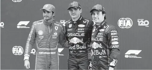  ?? FOTO: EFE ?? Carlos Sainz, Max Verstappen y el mexicano Sergio Pérez después de la jornada del sábado.