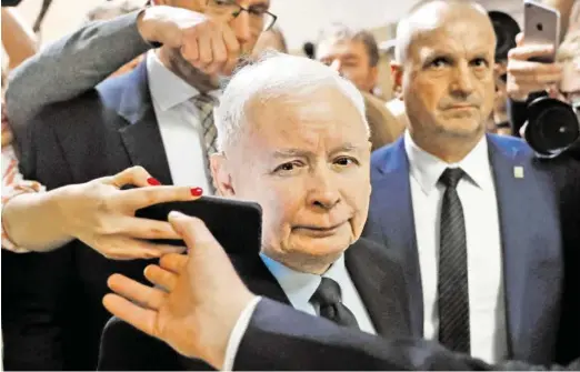  ?? BILD: SN/AP ?? PiS-Chef Jarosław Kaczyński am Sonntag bei der Stimmabgab­e.