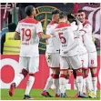  ?? FOTO: DPA ?? Die Düsseldorf­er Spieler jubeln im Spiel gegen Kaiserslau­tern.