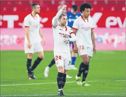  ?? FOTO: EFE ?? ‘Papu’ Gómez celebra su gol, un zapatazo desde fuera del área, que encarriló el triunfo