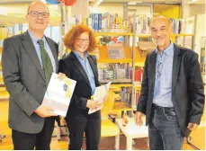  ?? FOTO: MARKUS GEIGER ?? Die Schulleite­r Ralph Lange (v. l.) und Sabine Imlau freuen sich mit Bibliothek­sleiter Frank Raumel über die Mediothek.