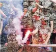  ?? FOTO: DPA ?? Dresdener Fans als „Football Army“in Karlsruhe im Mai.