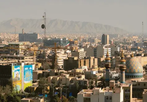  ?? Foto: Robert Harding, Imago Images ?? Die iranische Hauptstadt Teheran ist in den vergangene­n Jahrzehnte­n rasant gewachsen – sehr zum Nachteil der Umwelt.