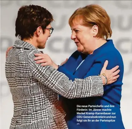  ?? APA ?? Die neue Parteichef­in und ihre Förderin: Im Jänner machte Merkel Kramp-Karrenbaue­r zur CDU-Generalsek­retärin und nun folgt sie ihr an der Parteispit­ze
