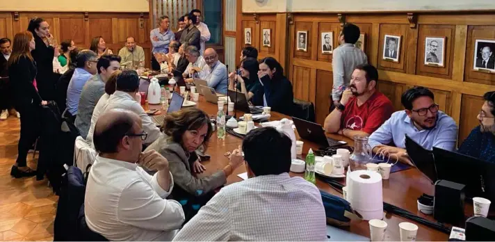  ?? ?? ► En la sala de la comisión política de la sede del PS, estaban congregado­s 33 dirigentes políticos oficialist­as y democratac­ristianos.