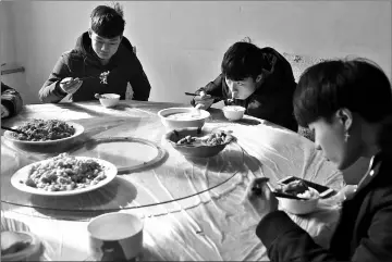  ??  ?? eSports students eating lunch between classes at the Lanxiang technical school in Jinan, in China’s eastern Shandong province.