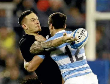  ?? AP ?? Sonny Bill Williams manages to offload despite the attentions of two Pumas tacklers during the All Blacks’ title-clinching win in Buenos Aires.