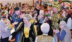  ?? FOTO: NORBERT PRÜMEN ?? Höhepunkt der Sitzung der Senioren-Initiative war der Einzug des Kempener Prinzenpaa­res in den Willi-Hartmann-Saal.