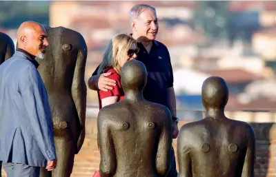  ?? (Niccolò Cambi) ?? Turisti Benjamin Netanyahu durante la visita a Forte Belvedere con la moglie Sara e l’imprendito­re Marco Carrai (tra le statue della mostra «Human» di Antony Gormley). Il primo ministro, scortato da più di 20 auto della sicurezza, ha visitato la Galleria dell’Accademia e fatto tappa agli Uffizi