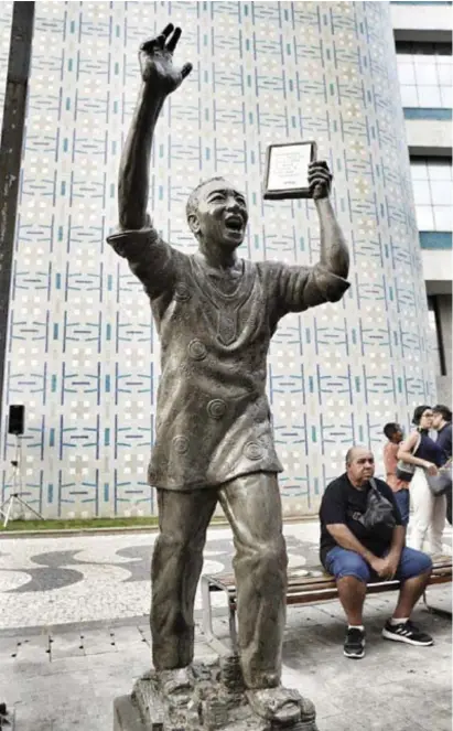  ?? MARCOS PASTICH/PCR ?? Estátua de Miró da Muribeca na Avenida Rio Branco, no Bairro do Recife