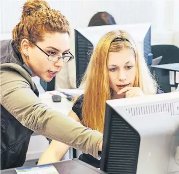  ?? FOTO: DPA ?? In den Mint-Studiengän­gen nur für Frauen wird erfahrungs­gemäß mehr gefragt und diskutiert.