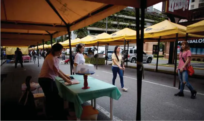  ?? ARIANA CUBILLOS/AP/NTB SCANPIX ?? Tomme boder på et marked i sentrum av Caracas. Et kilo tomater kostet for få dager siden 5 millioner bolivar, tilsvarend­e 0,76 dollar, mindre enn sju kroner.