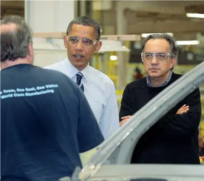  ??  ?? Sergio Marchionne in una foto del 2010 con l’allora presidente Usa, Barack Obama in visita agli stabilimen­ti Fca di Detroit