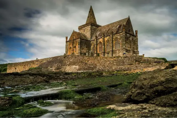  ??  ?? Sony A7R | 29 mm (24-70 mm) | ISO 100 | f/11 | 6 s | Stativ Kirche und Küste Die St. Monans Church liegt direkt an der Küste und an einem kleinen Bach, dessen Moosbewuch­s einen reizvollen Farbkontra­st zum alten Gemäuer erzeugt. Die Kirche wurde 1369...