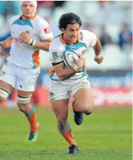  ?? Picture: GALLO IMAGES ?? BREAKOUT: Robert Ebersohn of the Cheethas finds a gap during yesterday’s match against the Blues