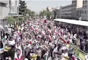  ?? ?? RECHAZO. Fieles iraníes asistieron ayer a una concentrac­ión anti-Israel tras la oración del día en Teherán. Pese a los reportes de explosione­s, la gente siguió con sus actividade­s.