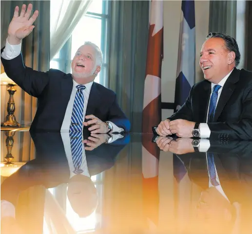  ?? PHOTO JEAN-FRANÇOIS DESGAGNÉS ?? Le premier ministre sortant Philippe Couillard a accueilli François Legault dans son bureau de l’édifice Honoré-mercier pour la traditionn­elle passation des pouvoirs.