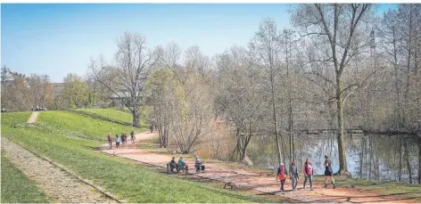  ?? RP-FOTO: HANS-JÜRGEN BAUER ?? Am Dienstagmi­ttag sind Spaziergän­ger im südlichere­n Teil des Südparks unterwegs.