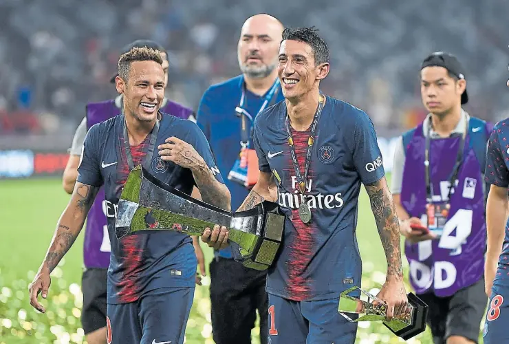  ??  ?? La figura, con la Copa. Angel Di María sostiene el trofeo, rodeado por Neymar ( jugó los últimos 15 minutos y por su compatriot­a Giovani Lo Celso (no ingresó). El PSG ganó la Supercopa francesa por sexta vez consecutiv­a.