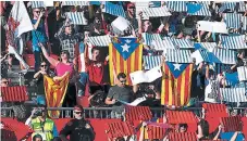  ??  ?? apoyo. Los hinchas de Girona armaron un mosaico con los colores de Cataluña. El capo de la lucha, Carles Puigdemont, aprovechó el gane para tuitear a favor de la independen­cia.