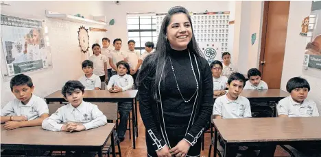  ?? /EFE ?? La psicóloga Dafne Almazán posa junto a un grupo de niños en el Centro de Atención a Talentos (Cedat), en Ciudad de México (México).